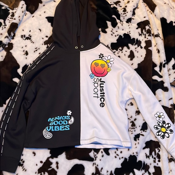 a black and white crop top hoodie only worn once and is size XL(16/18) - Picture 1 of 3